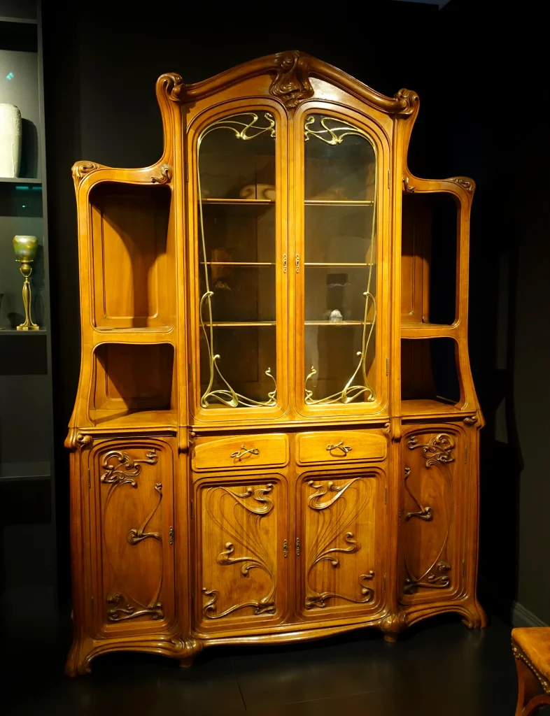 A Symphony of Forms: The Organic Beauty of Art Nouveau – Novema Digital